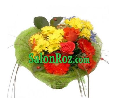 Bouquet of flowers from 3 roses, 2 gerberas and 2 chrysanthemums Bouquet of flowers from 3 roses, 2 gerberas and 2 chrysanthemums